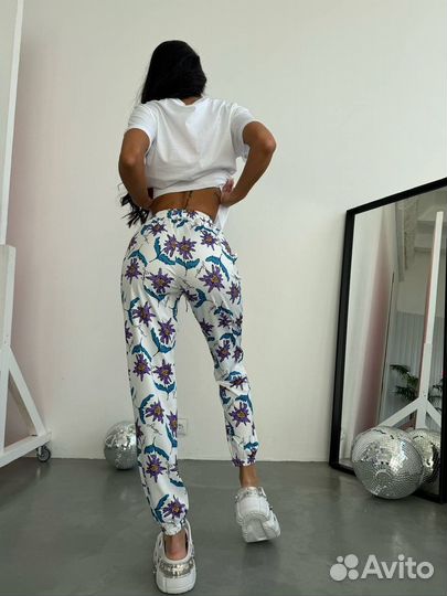 Стильный брючный костюм в стиле спортшик