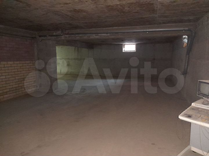 Машиноместо, > 30 м²