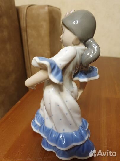 Статуэтка фарфоровая Lladro Хуанита