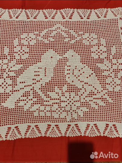 Вязаный подзор, голубки, кружево