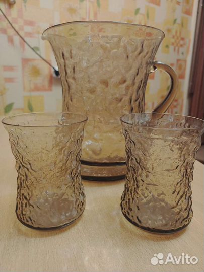 Кувшин и стаканы из карамельного стекла