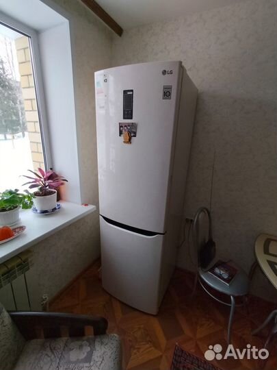 Холодильник и компьютерный стол вместе со стулом