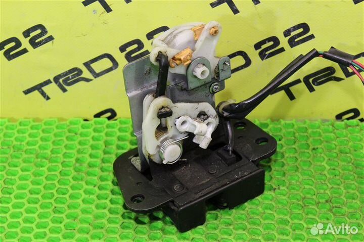 Замок багажника задний Mazda Bongo SK82MN F8