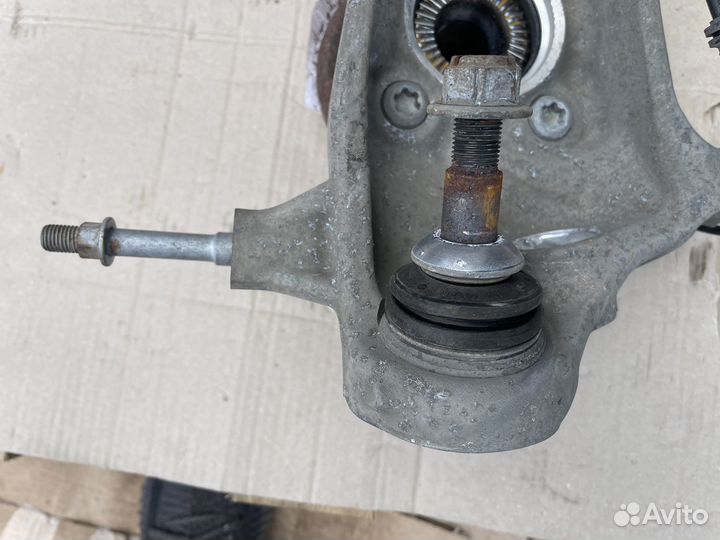 Кулак передний левый на BMW M8 F91 F92