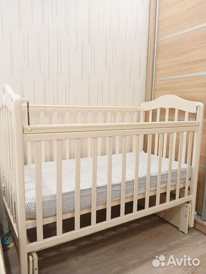 Детская кроватка с маятником