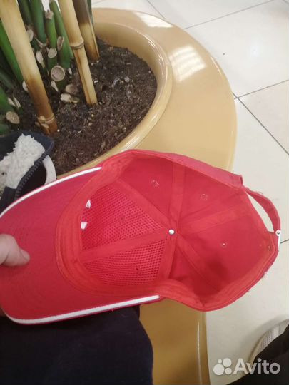 Бейсболка under красная