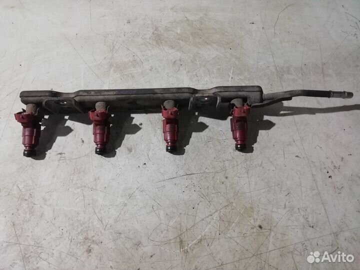 Топливная рейка с форсунками Nissan Primera P12
