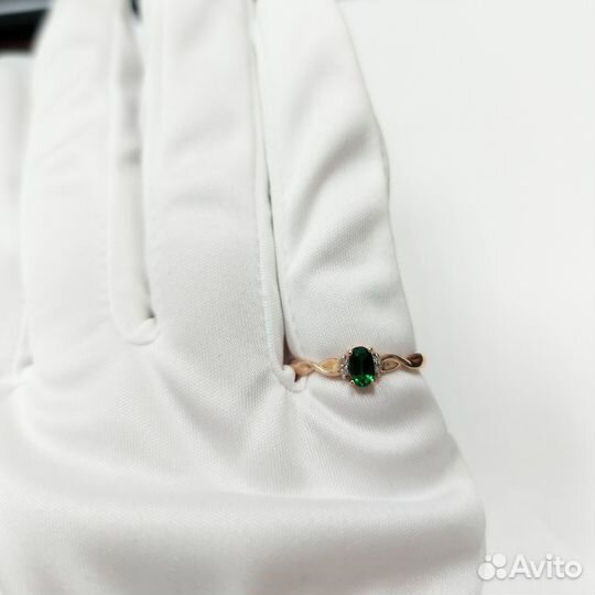 Кольцо с природным камнем Золото