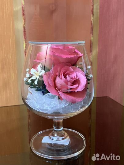 Живые цветы в вакууме в рюмке