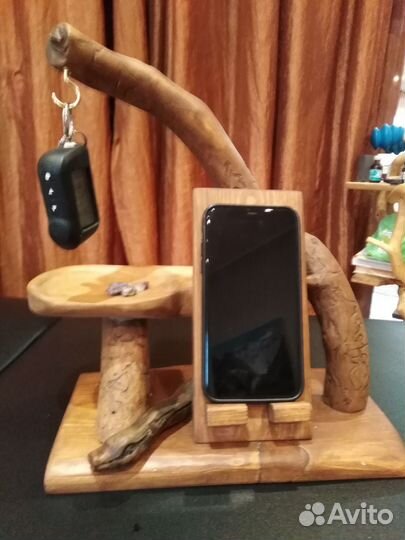 Полочка для зарядки и пользования смартфона