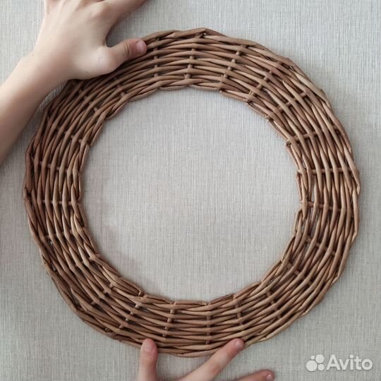 Венок из бумажной лозы