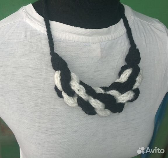 Свяжу уникальное черно-белое колье, вязанное колье
