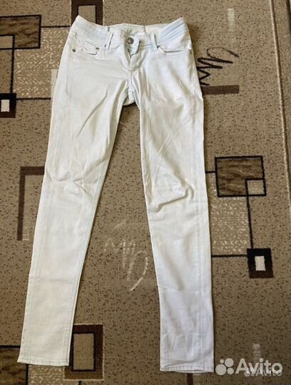 Пакет вещей (джинсы, юбки, платья, плащ)