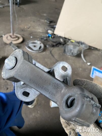 Кронштейн глушителя VAG 4B0253663E