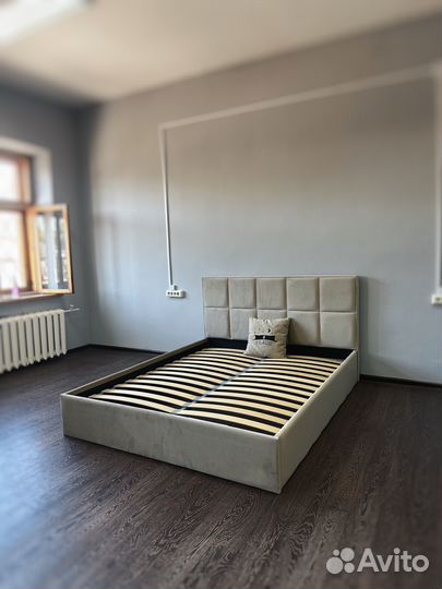 Кровать двуспальная с мягким изголовьем