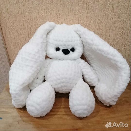 Плюшевый заяц вязаный