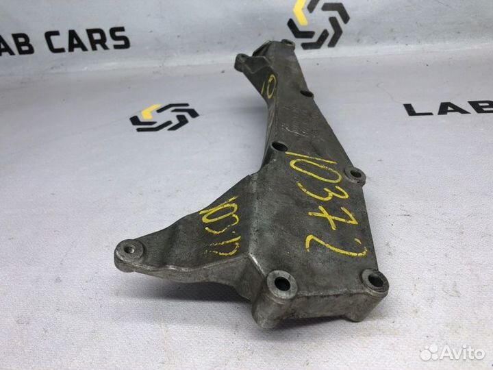 Кронштейн радиатора Audi A4 B8 caga 2.0 TDI 2009