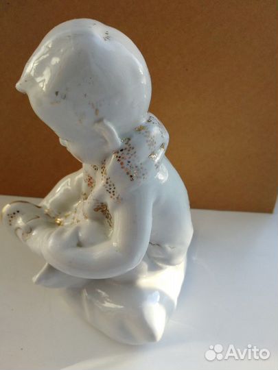 Статуэтка мальчик на подушке 63г