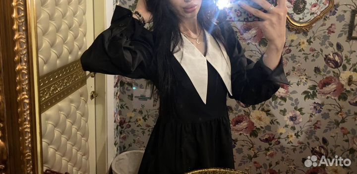 Платье с белым воротником