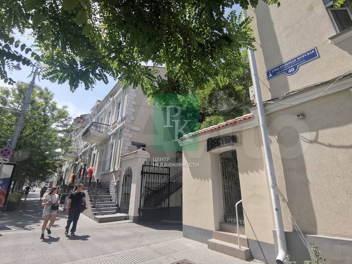 Отдельно стоящее здание в центре города на Большой