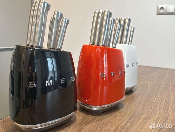 Набор кухонных ножей Smeg из 7 предметов