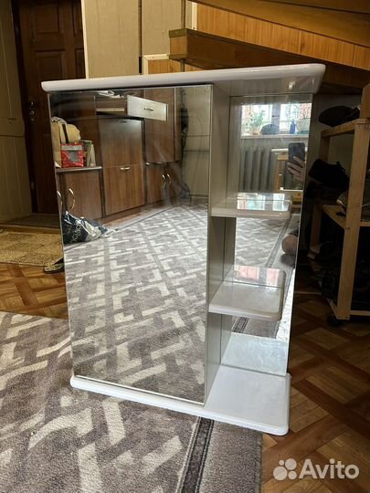 Навесной шкаф с зеркалом