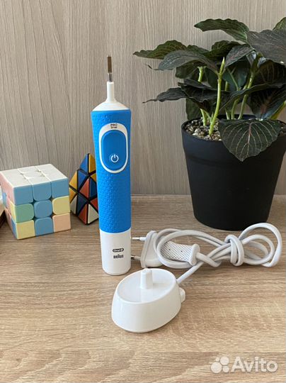 Электрическая зубная щетка oral b новая