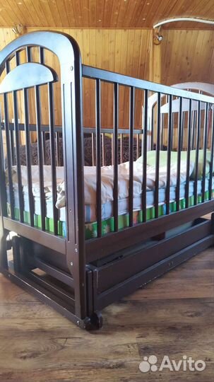 Детская деревянная кроватка с маятником