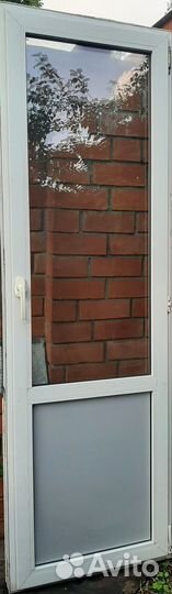 Стеклопакеты новые двойные без рамы и дверь б/у