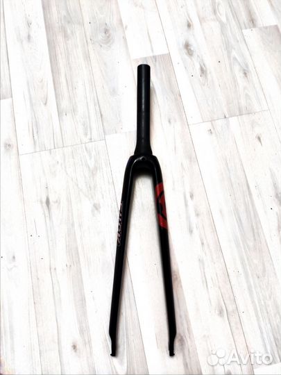 Шоссейная карбоновая вилка 28 700с