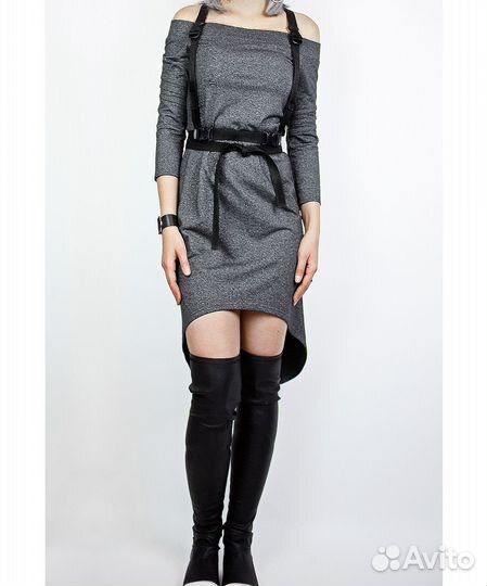 Платье трикотажное с открытыми плечами