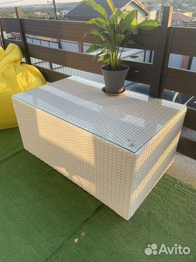 Стол из ротанга с закаленным стеклом