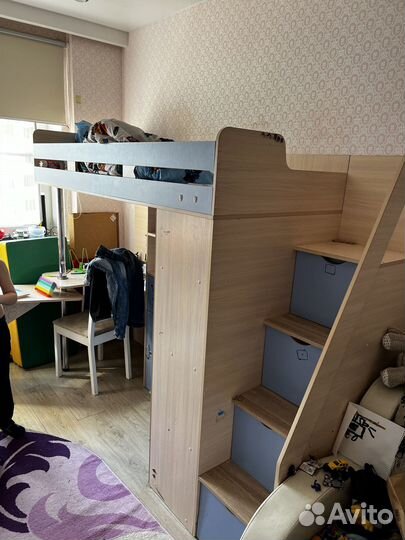 Детская кровать чердак со столом и шкафом