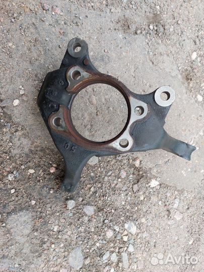 Кулак левый Toyota corolla 150