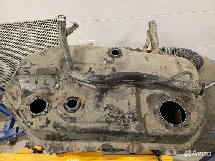 Топливный бак на Mitsubishi outlander 1