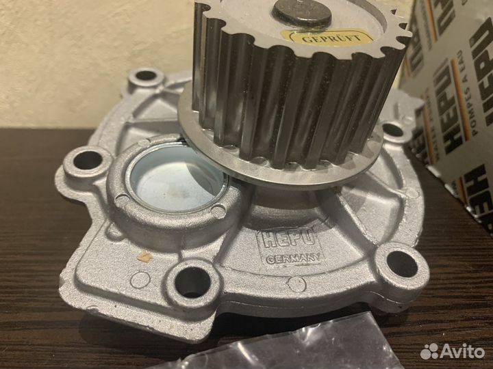 Помпа водяной насос дизель Hepu Volvo 31293668