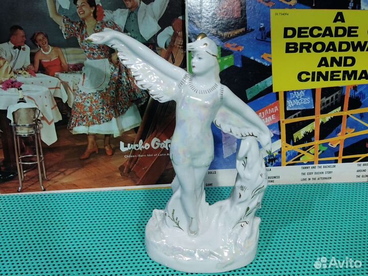 Статуэтка фарфоровая Лебедь