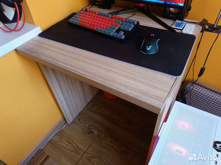 Стол компьютерный