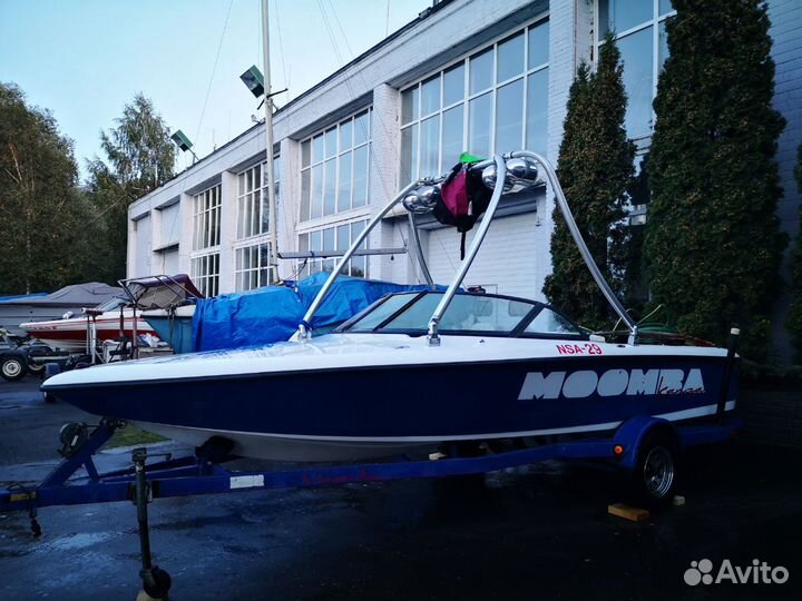 Буксировщик Moomba