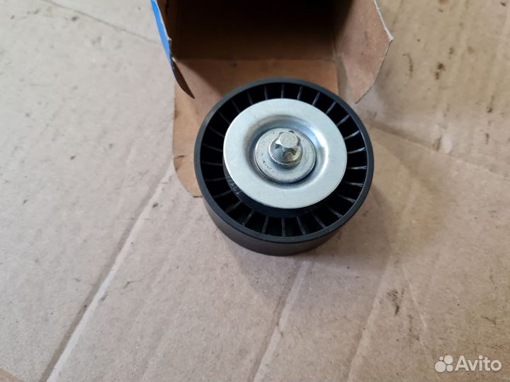 Ролик приводного ремня, новый vkm32200