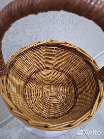 Корзина плетеная из бумажной лозы