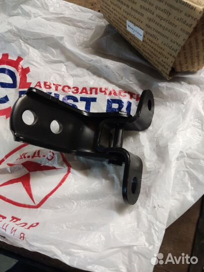 Петля передней левой двери верхняя