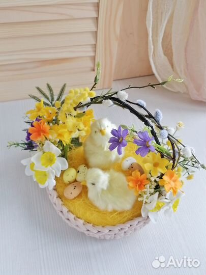 Пасхальная корзина с цыплятами