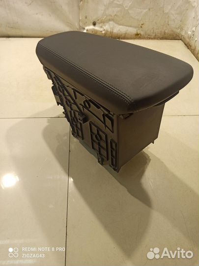 Подлокотник (Kia K5 III)