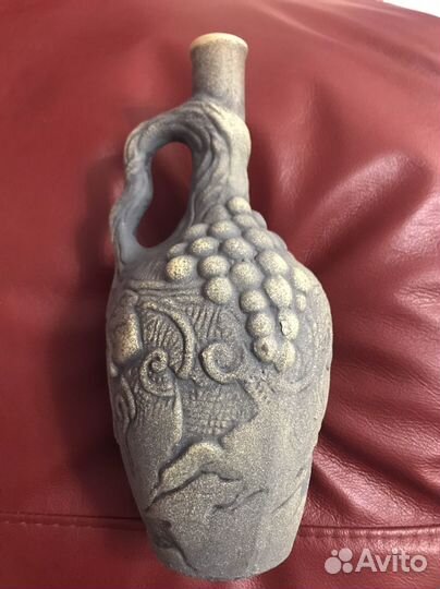 Глиняный кувшин для вина