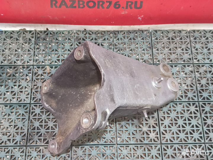 Кронштейн двигателя правый Volkswagen Golf III 1.6