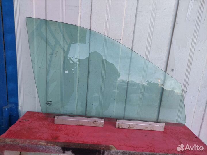 Стекло передней правой двери Volvo XC90 1