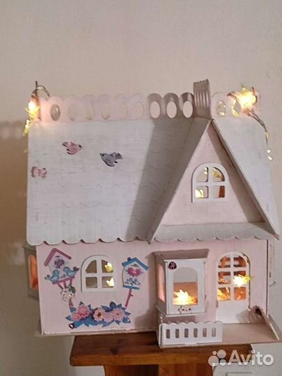 Деревянный игрушечный домик