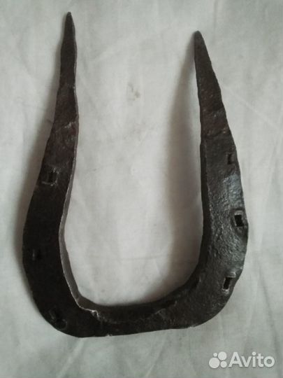 Лошадиная кованая подкова