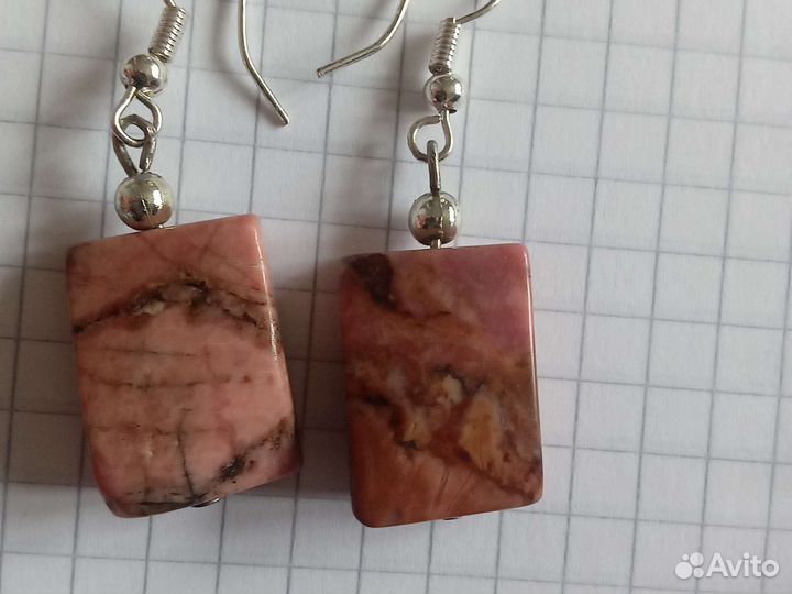 Серьги с природным родонитом